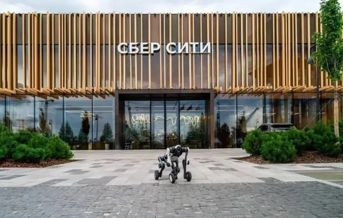Робопес вышел на смену ЧОПу: «СберСити» испытывает роботов для мониторинга безопасности