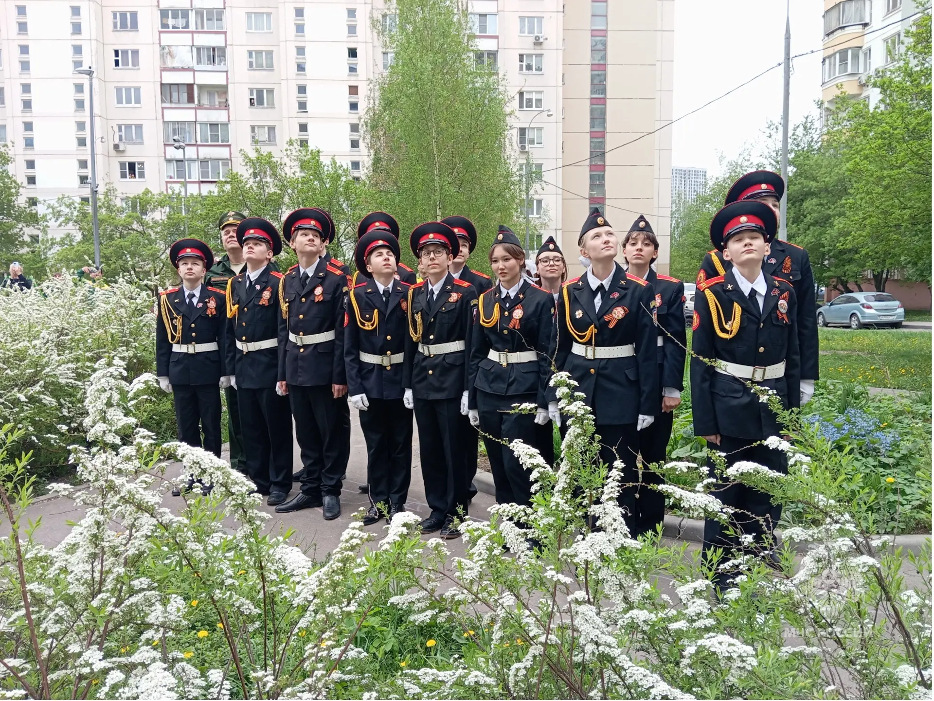 🔘Победа входит в каждый двор   Сотрудники Управления по ЮЗАО ГУ МЧС России по городу Москве совместн