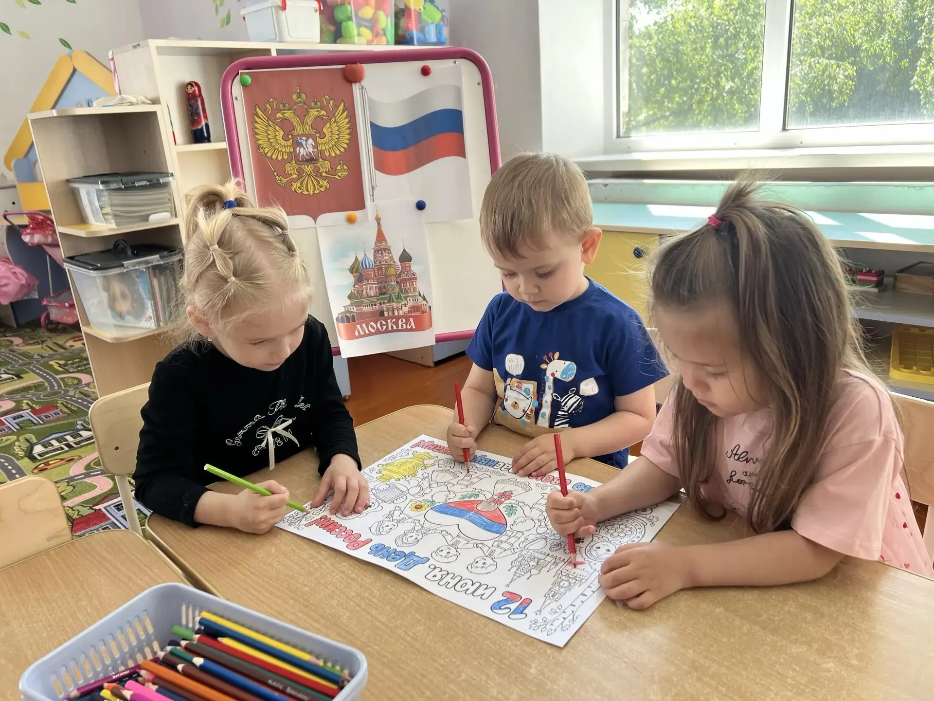 🇷🇺 День России глазами малышей! ✨
Вторая младшая группа с удовольствием раскрашивала тематические 