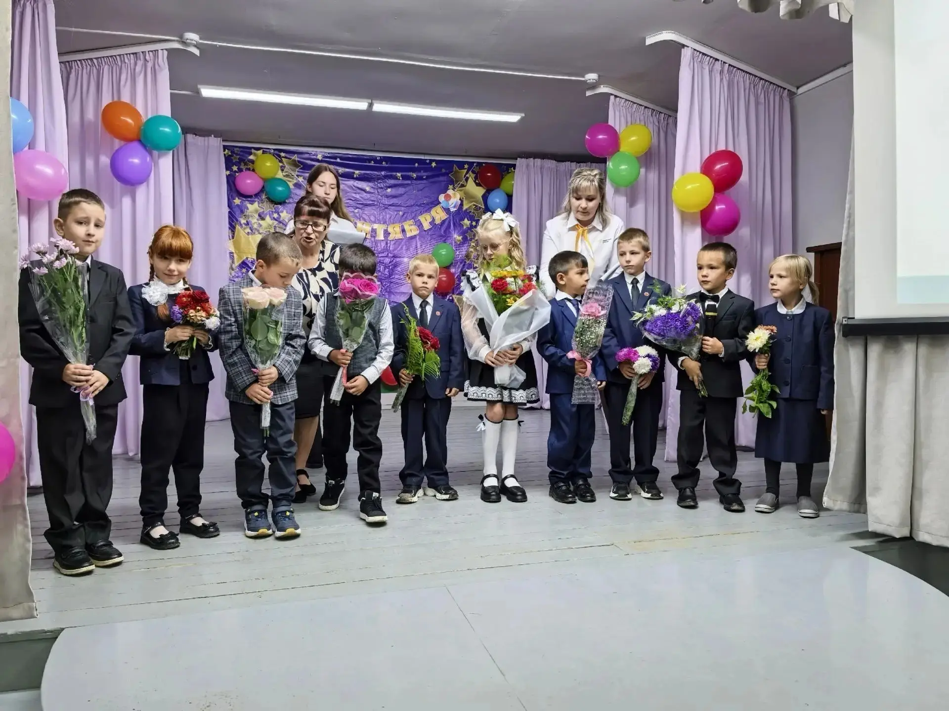 Сегодня, 1 сентября, в нашей школе состоялась традиционная торжественная линейка, ознам...