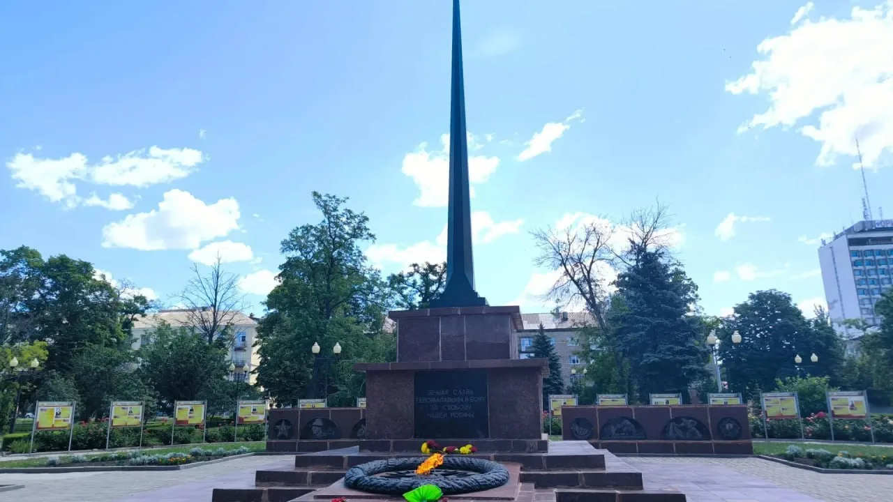 🕯В Макеевке в День памяти и скорби прошло возложение цветов к Обелиску Славы и Вечному...
