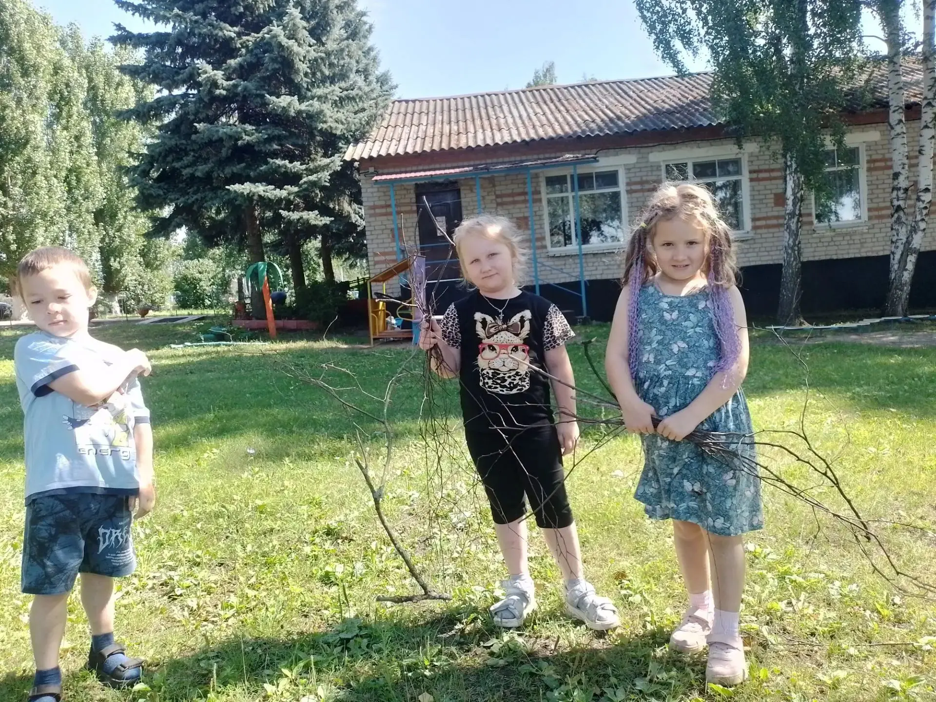 Доброта нужна всем людям,
Пусть побольше добрых будет.
 Доброта – это желание человека сделать что-т