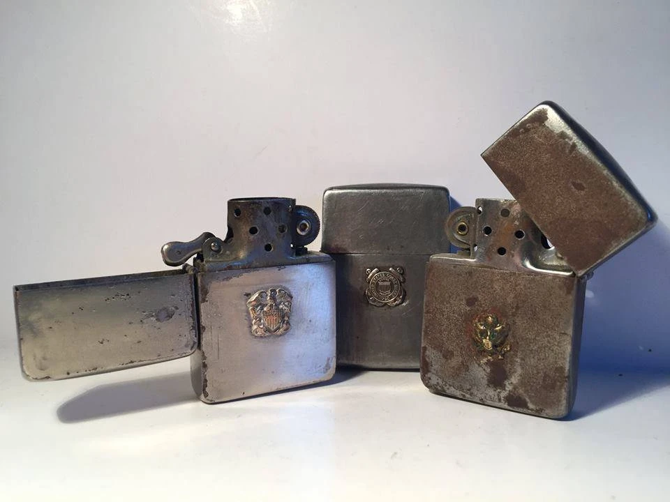 Zippo времён Второй мировой в стальном корпусе.