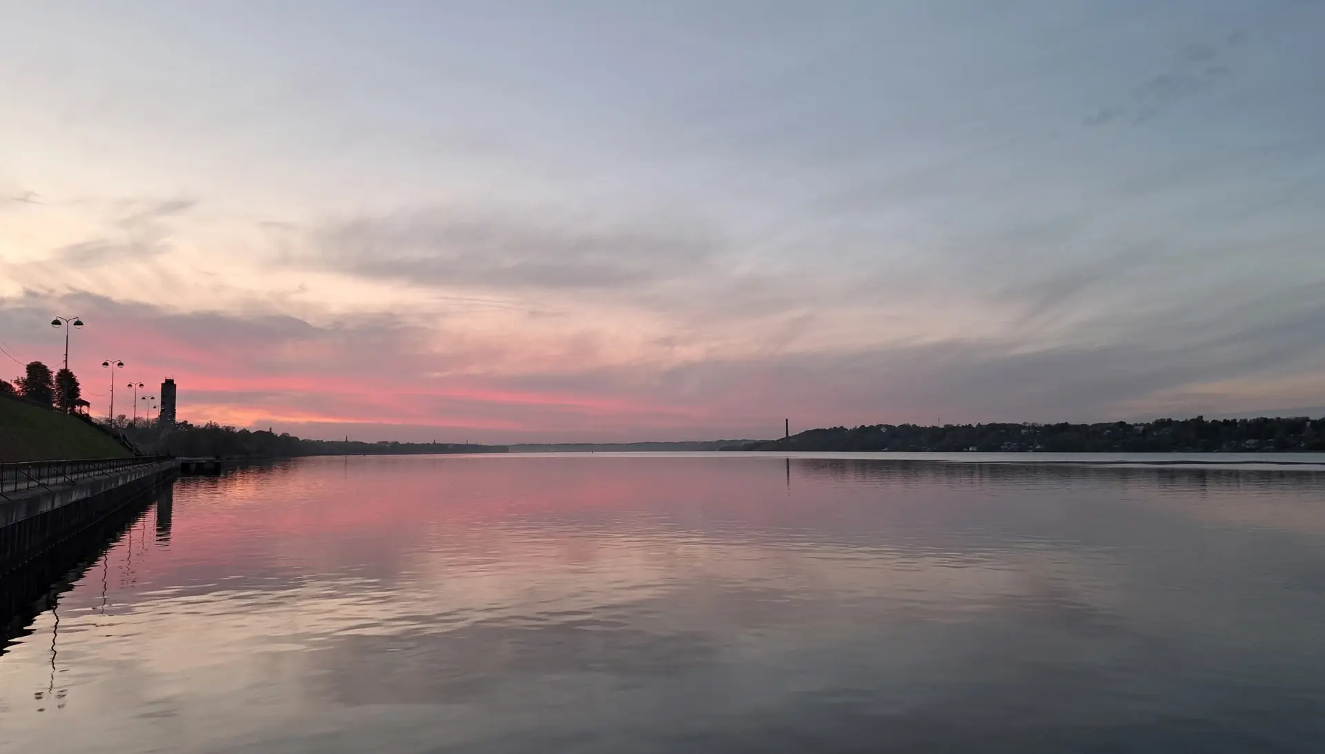 В Волге отражается розовое сияние заката 😍