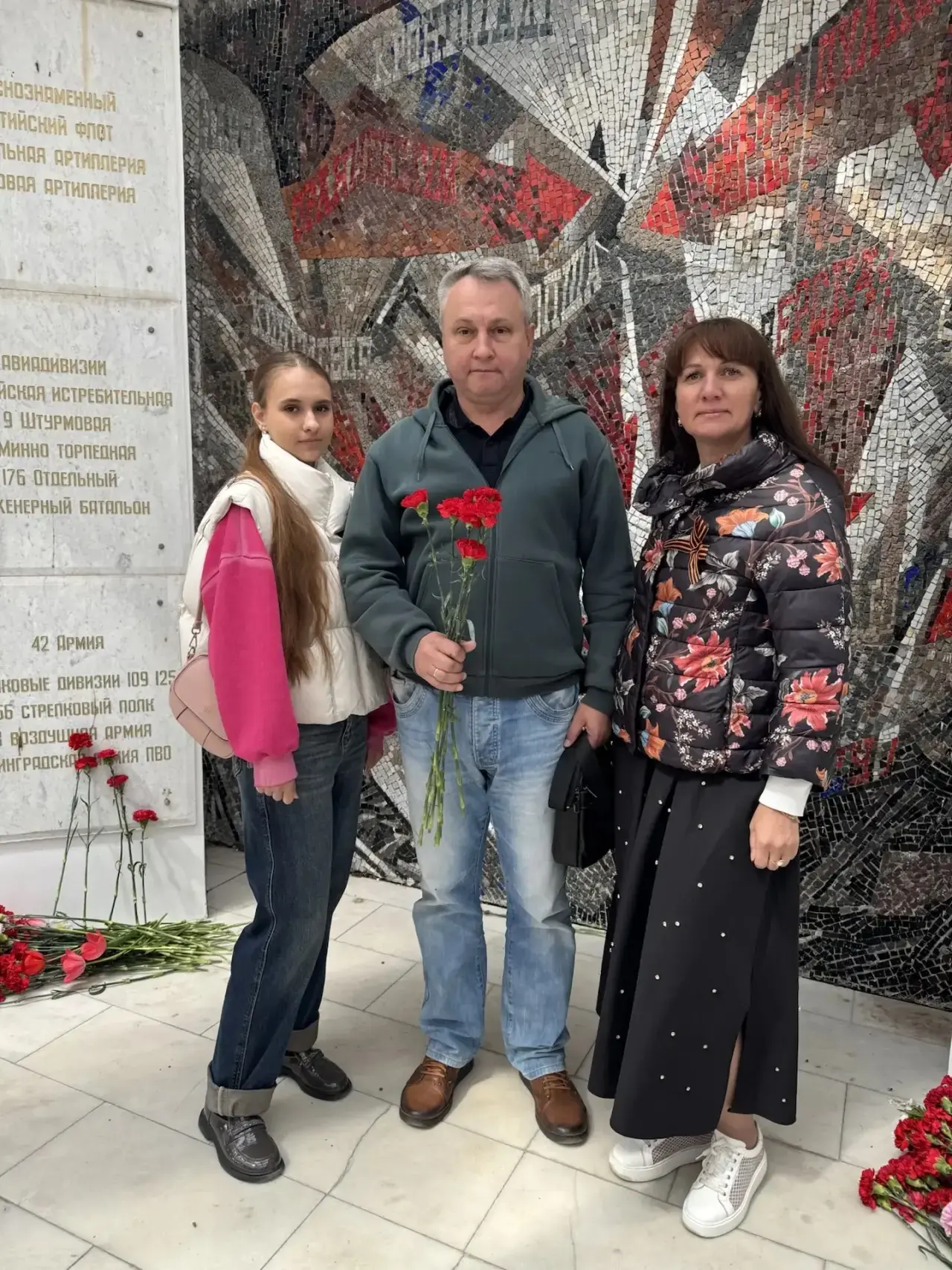 Дорогие друзья!  Поздравляем всех еще раз с праздником Великой Победы!  Этот фотоальбом наших ученик
