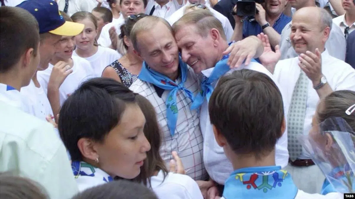 Президенты России и Украины Владимир Путин и Леонид Кучма в детском лагере «Артек» в Кр...