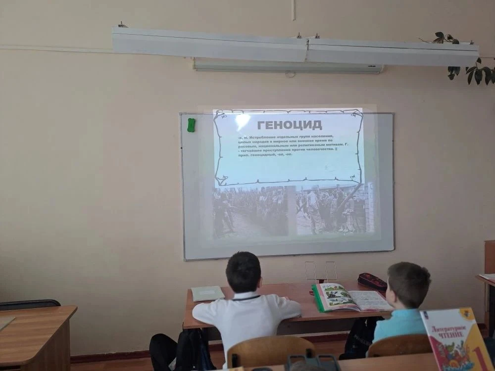 " День памяти жертв геноцида советского народа" прошел для  учеников 1 «В» класса (клас...