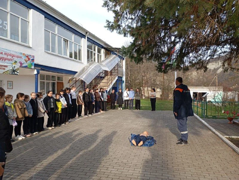 В рамках классного часа "Профессия - жизнь спасать" нашу школу посетила пожарная часть ...