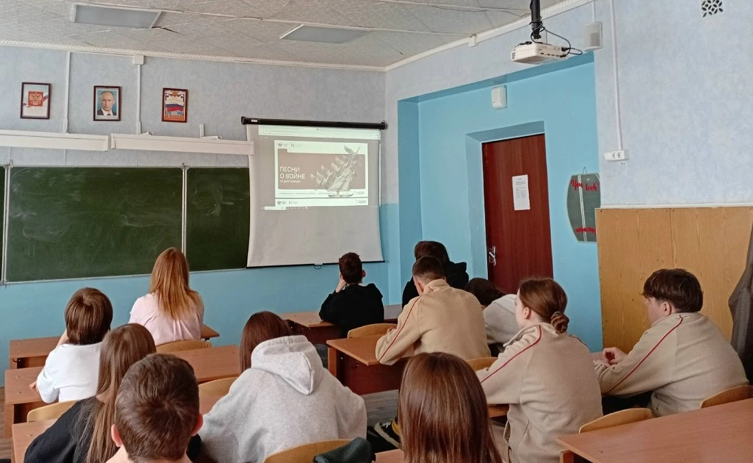 📚Начали новую учебную неделю с традиционной линейки выноса флага и исполнения Гимна Российской Федер