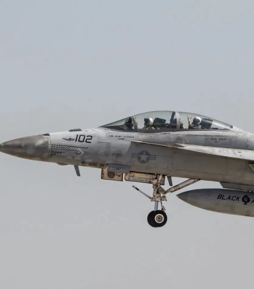 Истребитель F/A-18 ВМС США вернулся после операции Epic Fury с отметкой об уничтоженной...