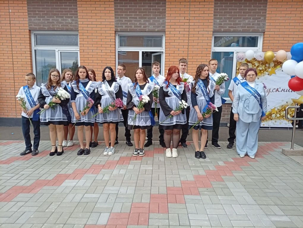 Звенит звонок, прощаясь с нами,