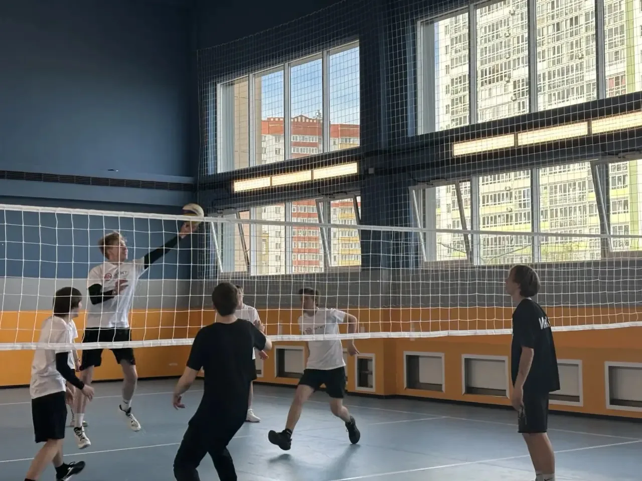 🏐 Все на волейбол!   Сегодня в нашем Лицее царил настоящий спортивный азарт! Состоялся товарищеский 
