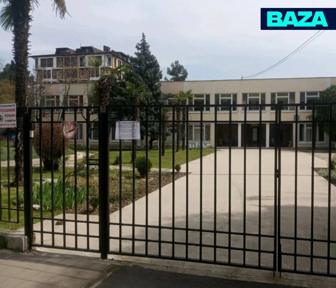 Угрожала отрезать языки ножницами и таскала за ноги — в Сочи родители обвинили сотрудни...