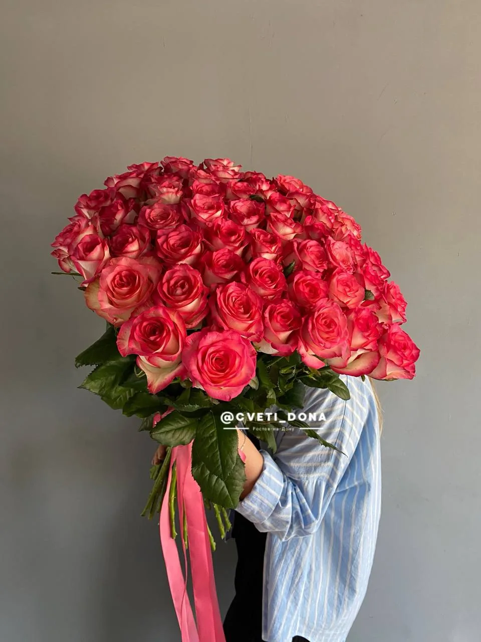 51 Роза джумилия 70 см и коробочка с киндерами - состав этого заказа🥰