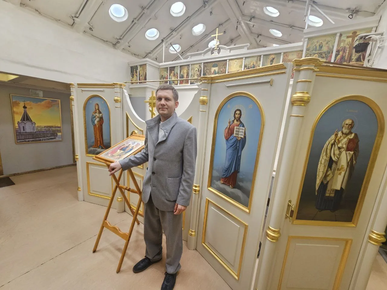 На крейсере «Аврора» восстановили корабельный храм, который был здесь до революции. 

Этот красивый 