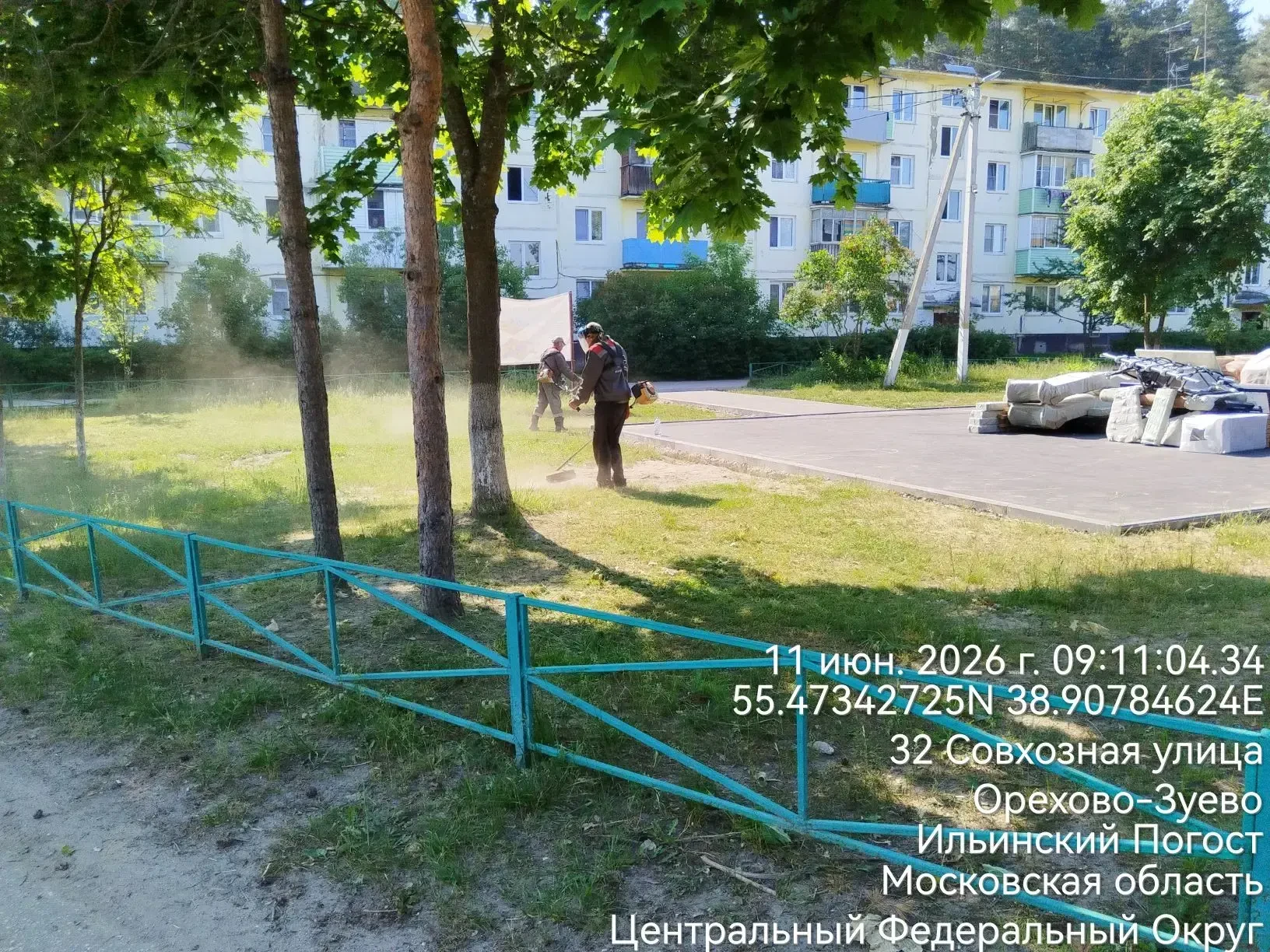 В жару, в зной, под палящим солнцем — каждый день сотрудники Комбината благоустройства выходят на по