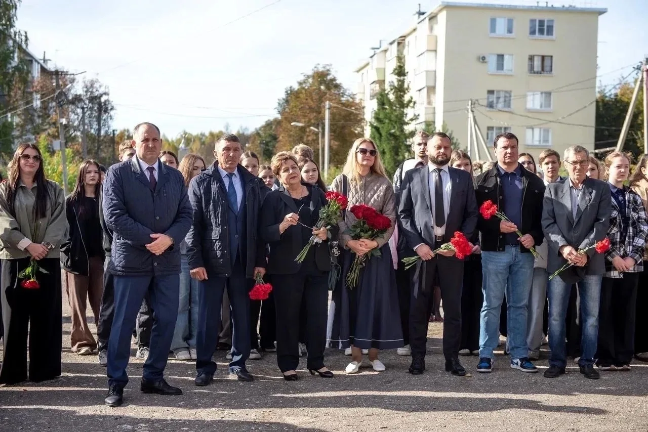 В посёлке Искра состоялось открытие мемориальной доски в честь Виктора Евгеньевича Казь...