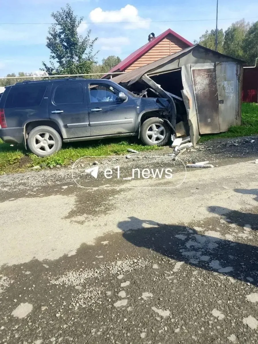 Пьяный водитель Chevrolet влетел в гараж и чуть не сбил девочку