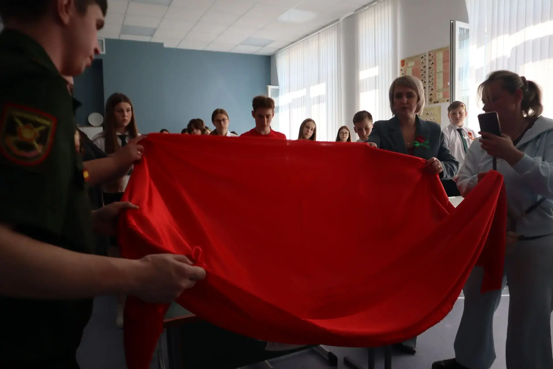 В нашей школе состоялось торжественное открытие «Парты Героя» в честь выпускника школы, участника сп