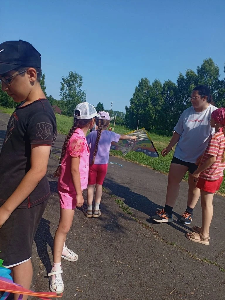 Детский мастер-класс: создаем магию своими руками! ✨🌿Смотреть на готовые украшения из смолы — краси