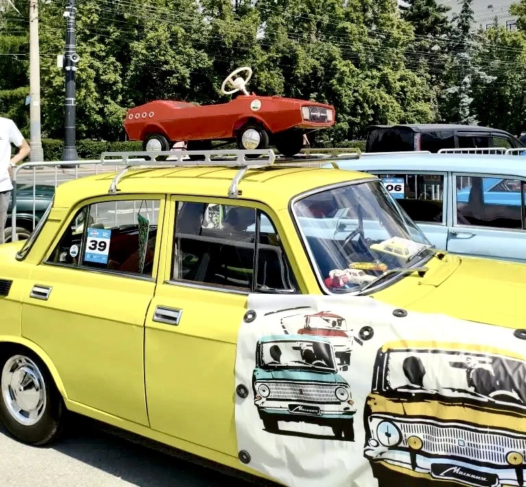 Атмосфера фестиваля «Машина времени» 

🚘 Ждем Вас на Театральной площади! 

⏰ Фестиваль работает до