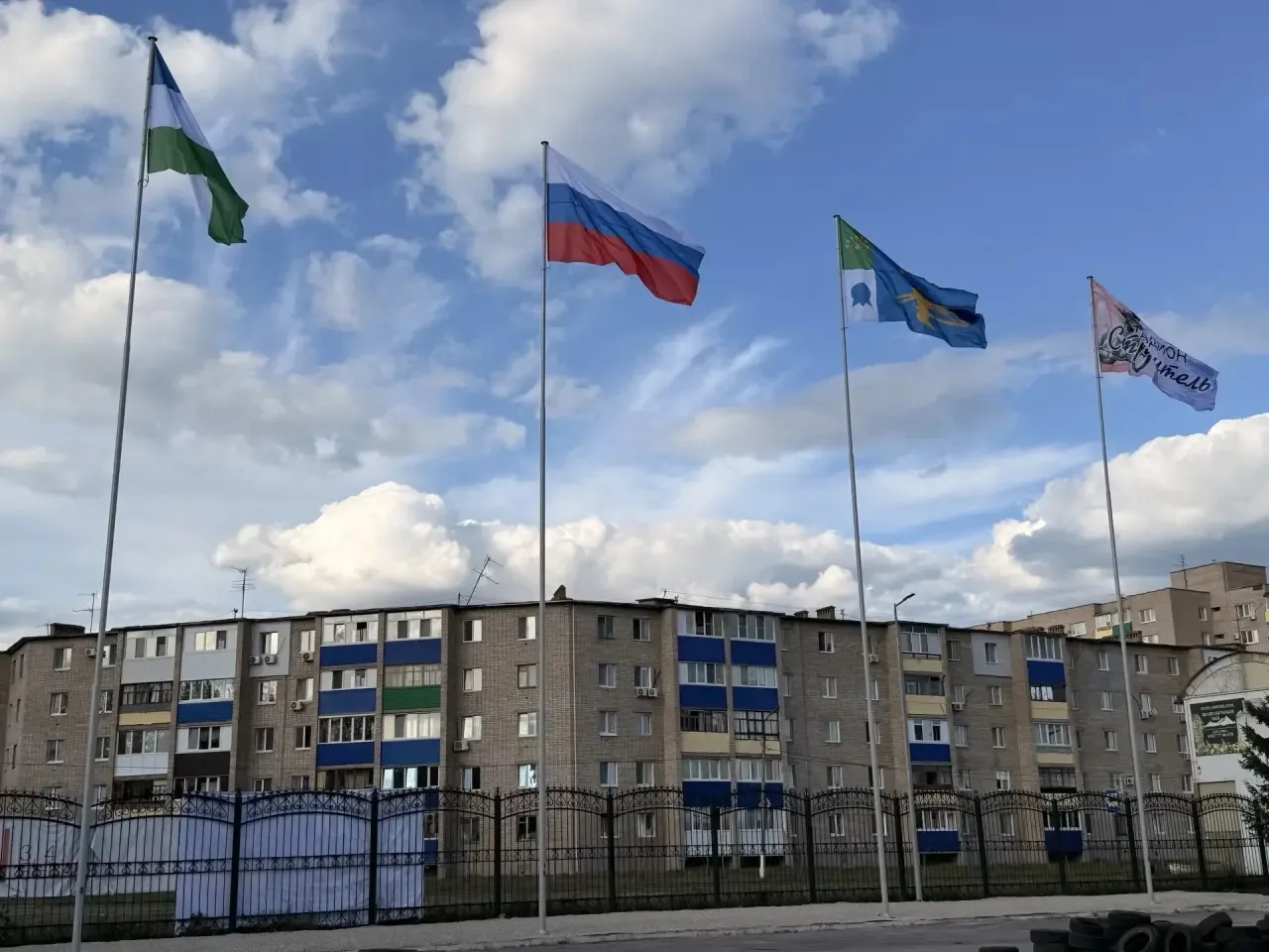 На обновленном стадионе «Строитель» вновь появляются знаковые атрибуты, которые были у ...