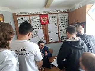 Информирование выпускников-студентов о возможности обучения и прохождения службы в войсках БПЛА
 
Со