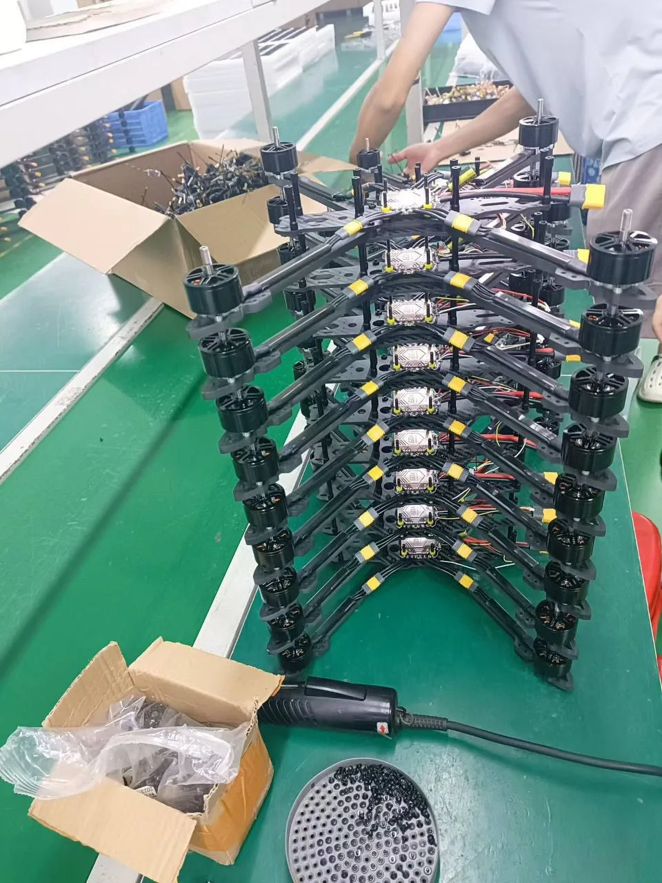 Крупный заказ FPV-дронов для нашего клиента сейчас в процессе сборки