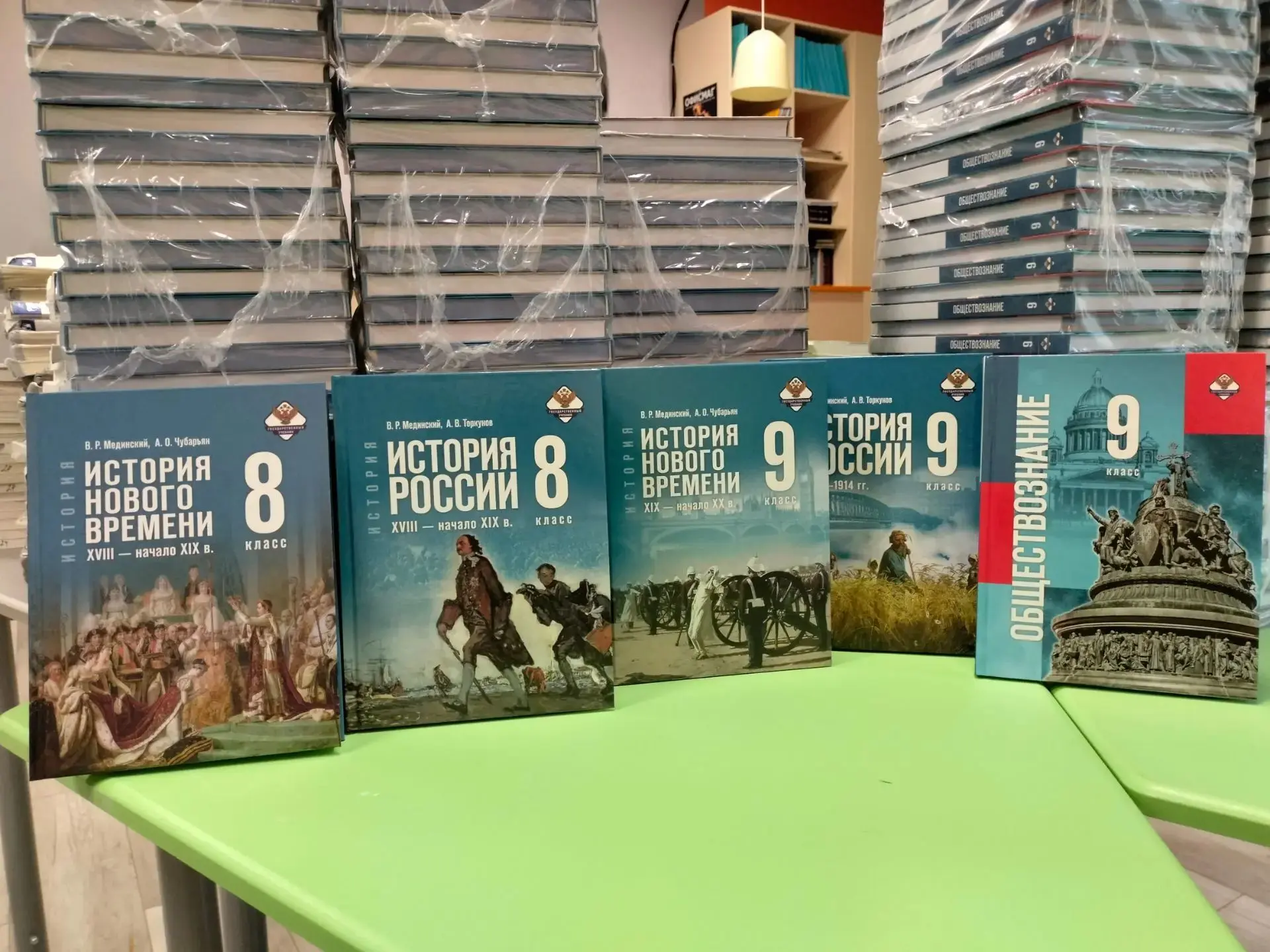 #ЦО_школа18
#Новости_ОК33_КомпАС

📚  В нашу школьную библиотеку поступили новые учебники!🎉

Дороги