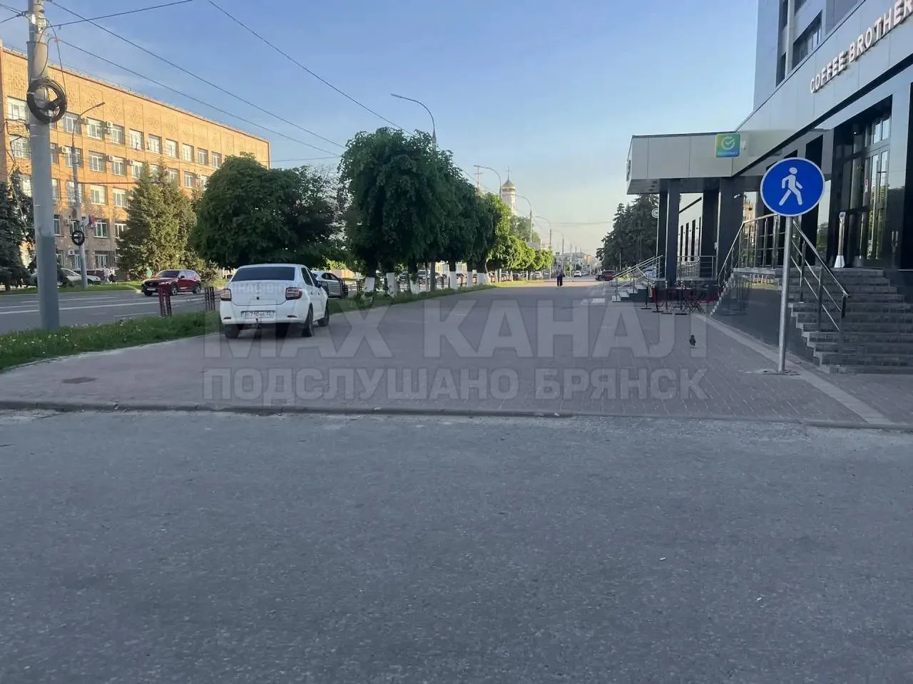 Пишут: Вроде и знак повесили, а некоторым водителям закон не писан. Поэтому так и живем (к большому 