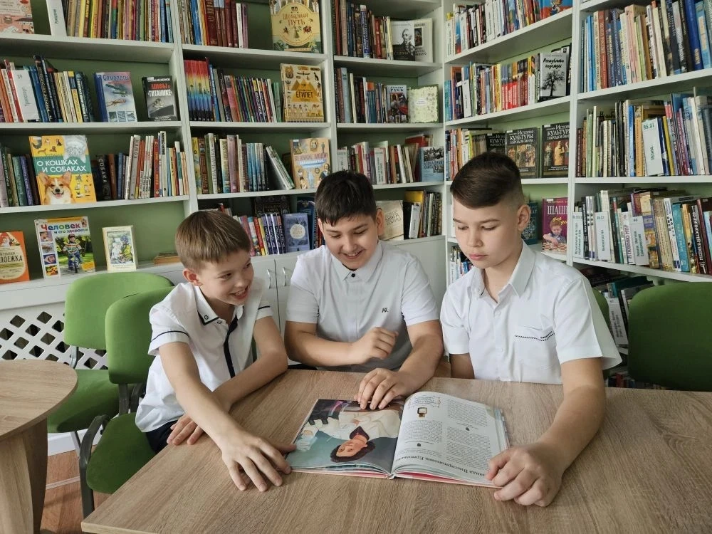 📚 Ребята из 4 "Д" класса вместе с классным руководителем Чекировой В.Е. посетили детскую центральную