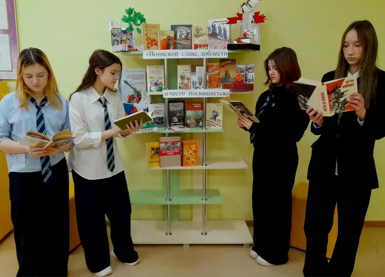 📚✨ С начала февраля в информационно-библиотечном центре нашей школы развернулась тематическая книжна