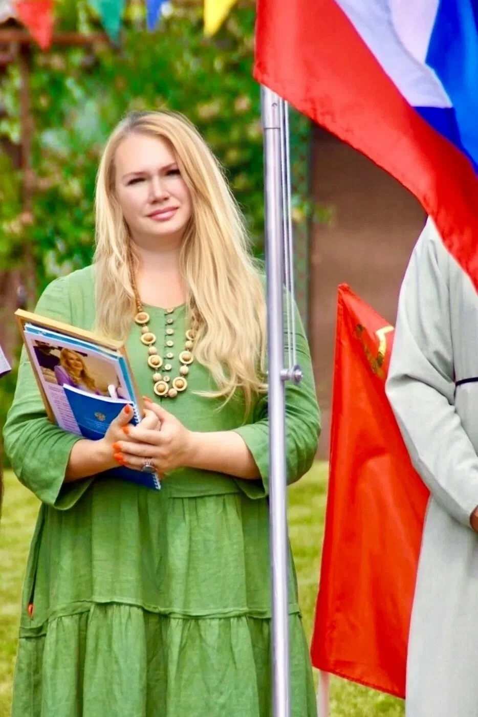 Для меня Россия - это целый мир, сотканный из самых дорогих сердцу моментов и чувств.

Россия – это 