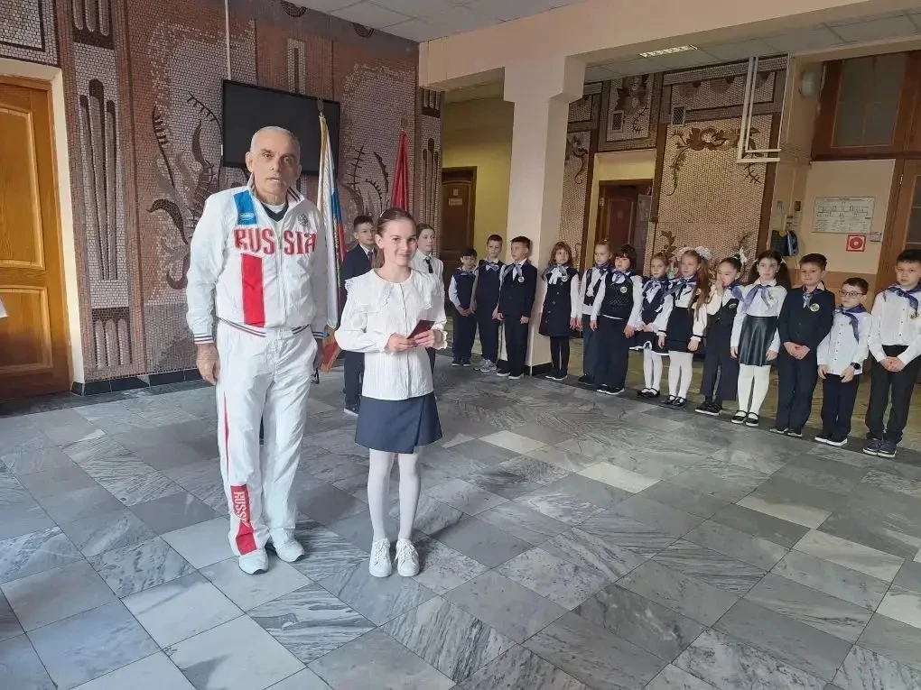 🏆 В начальной школе (Флотская, 60) прошло торжественное награждение участников ГТО — тех, кто сдал н