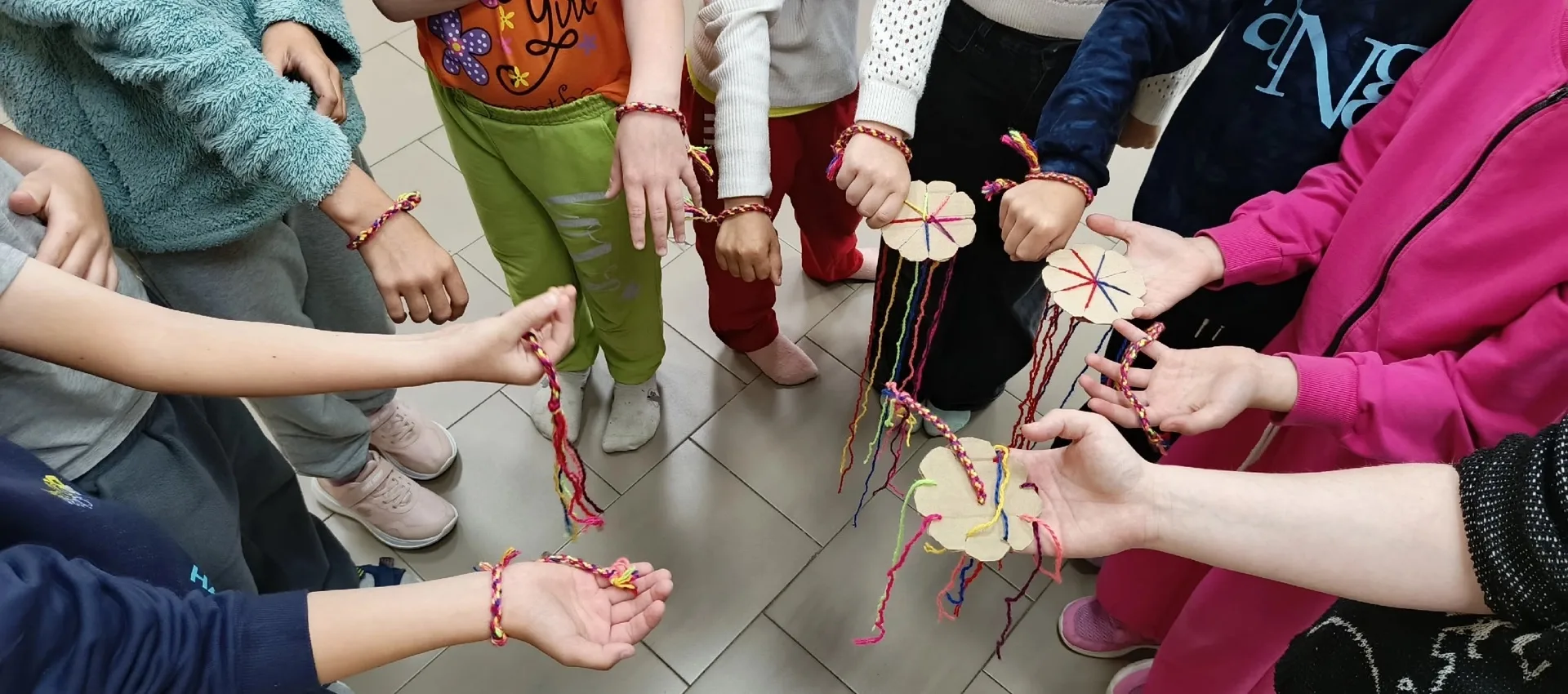 Яркие и стильные: мы научились плести фенечки! 🧶✨

В нашем Доме народного творчества кипела работа!