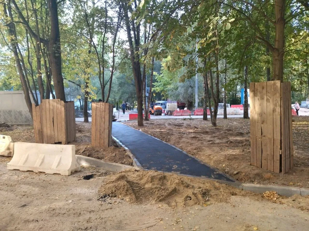 Во 2-м микрорайоне идет благоустройство. Какие-то дорожки уже залили, но пока большая ч...