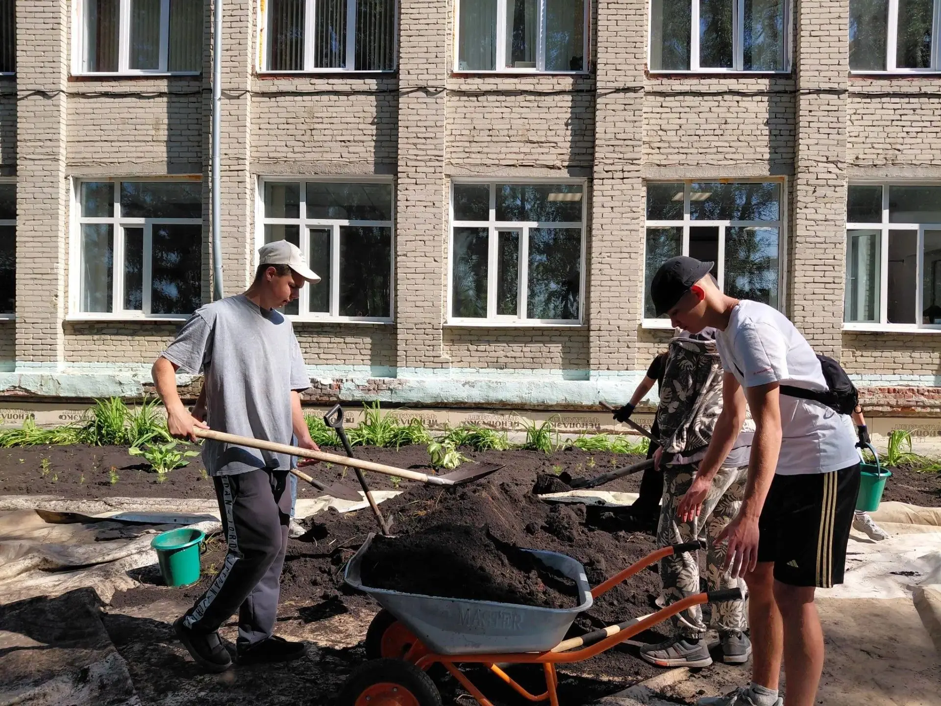 🛠 Двигаемся к цели! 
💪Сегодня ребята с новыми силами продолжили готовить наш спортзал к дальнейшем