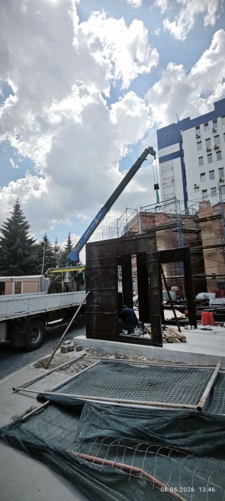 Сборка бронированного модульного домика.
