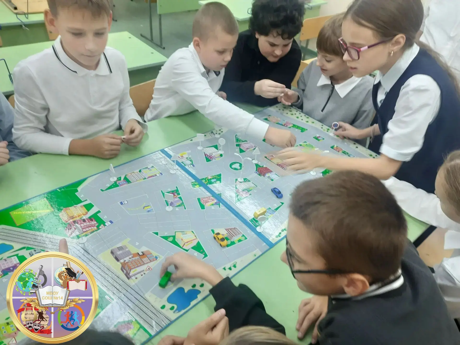 🚘Изучать правила дорожного движения можно играя в настольные игры. Ученики 4Б класса  ...