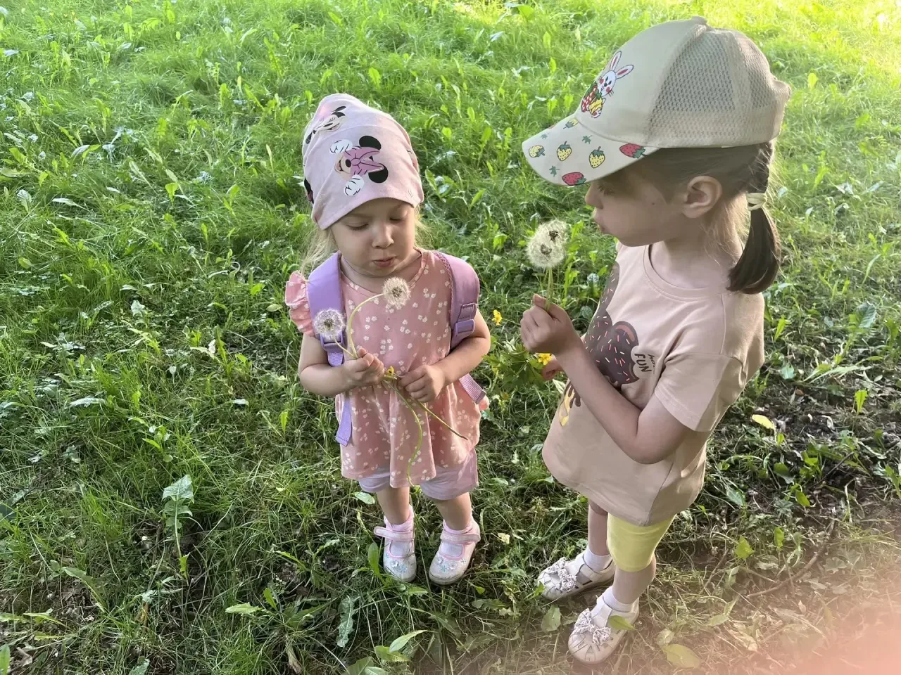 🌬️ Снова заглядываем в детский сад! 🔍☀️

Продолжаем наблюдать за летними открытиями наших маленьки