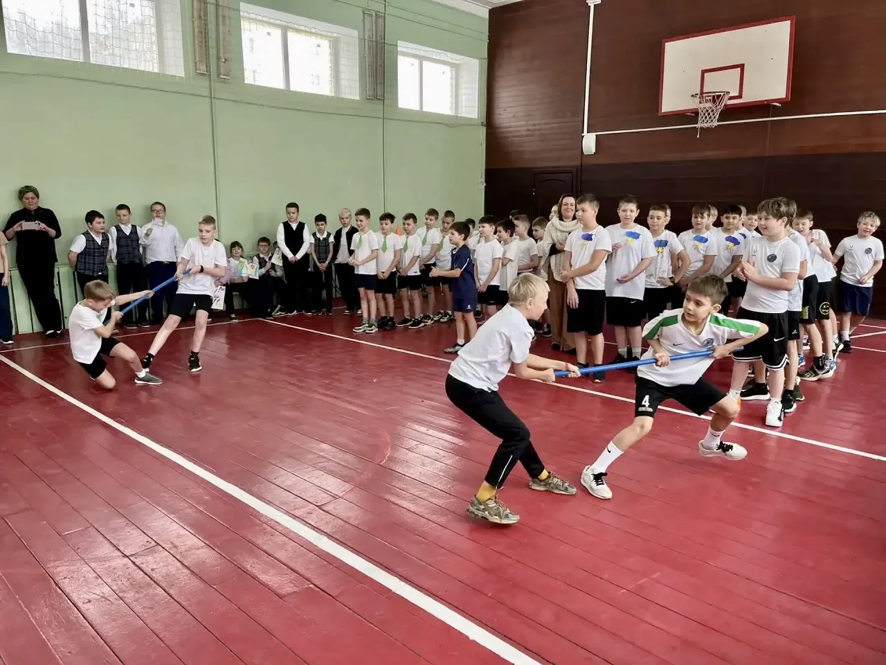 Сила, ловкость и командный дух: «Веселые старты» в начальной школе ко Дню защитника Отечества 🏆  Уче