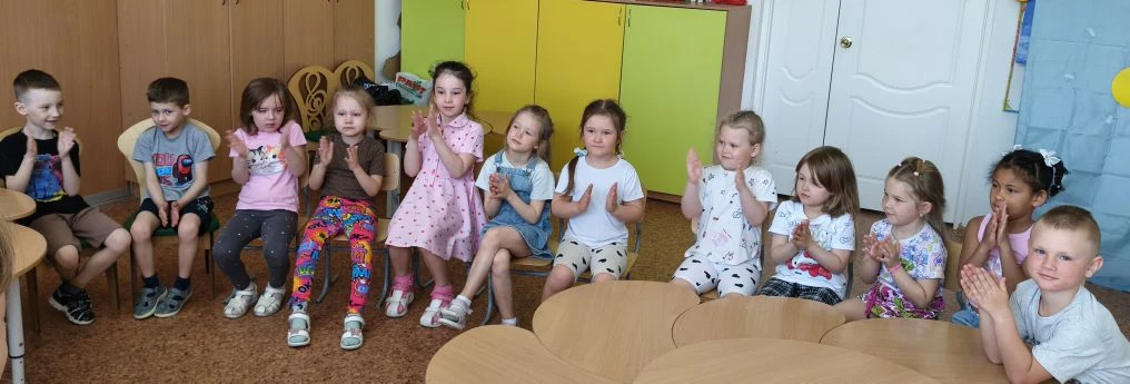 Наши  артисты  подготовительных групп  из кружка "Мастерская сказки"  показывали ребятам 5, 3, 8 гр 