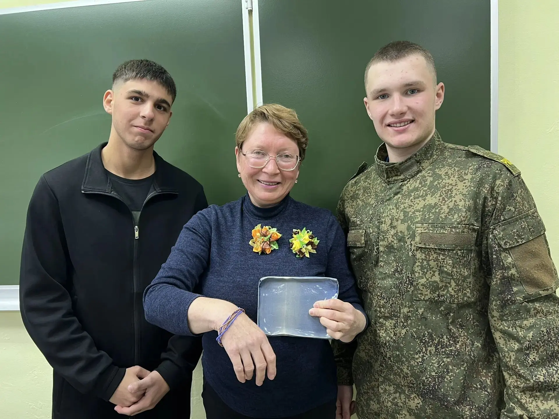 Тепло сердец и рук: как будущие парикмахеры Раифского СУВУ поздравили своих наставников