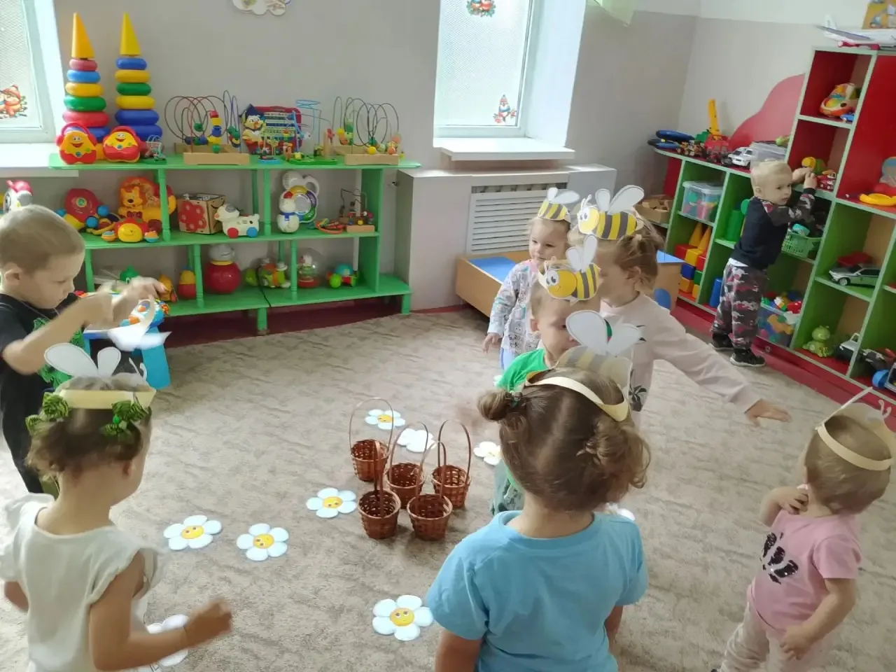 🐝🍯 «Зажжужжало лето!»: Медовый Спас в первой младшей группе!
