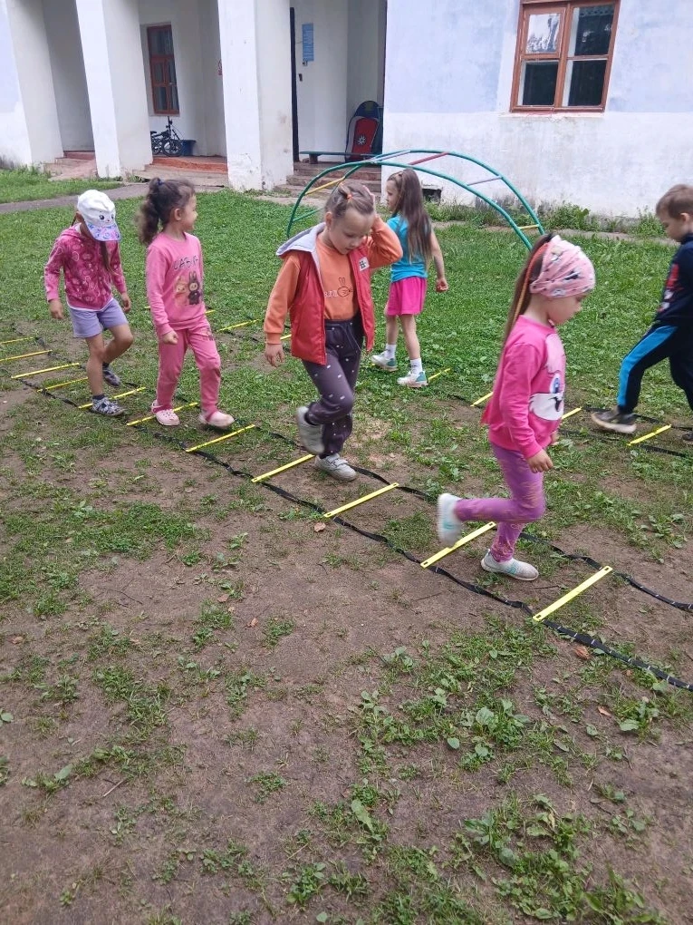 #ТНСОШДошкольныегруппы
Заниматься по утрам зарядкой
Нам совсем не лень,
Будем бодрыми, веселыми
Целы