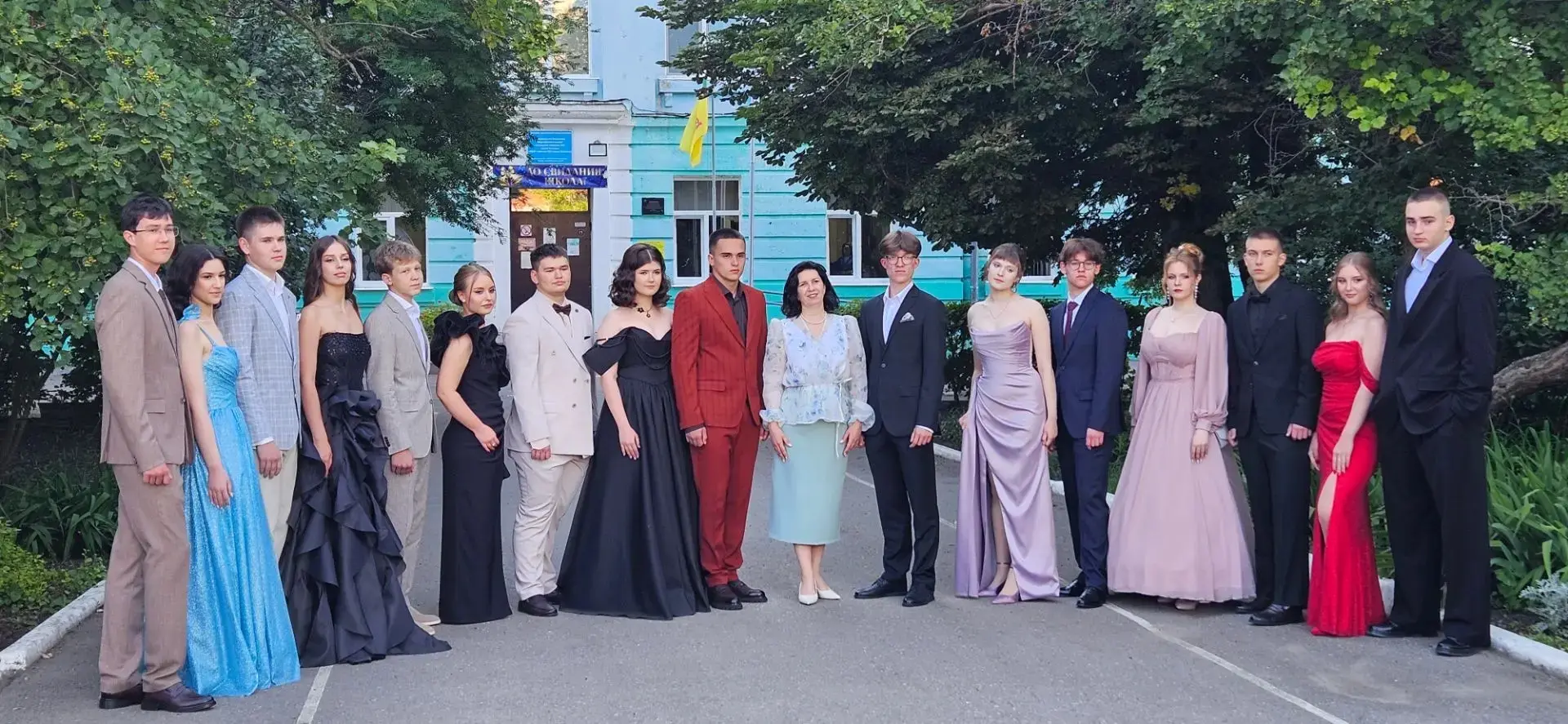 Дорогие наши выпускники! 

Вы уходите из стен школы, но для нас вы навсегда останетесь теми самыми, 