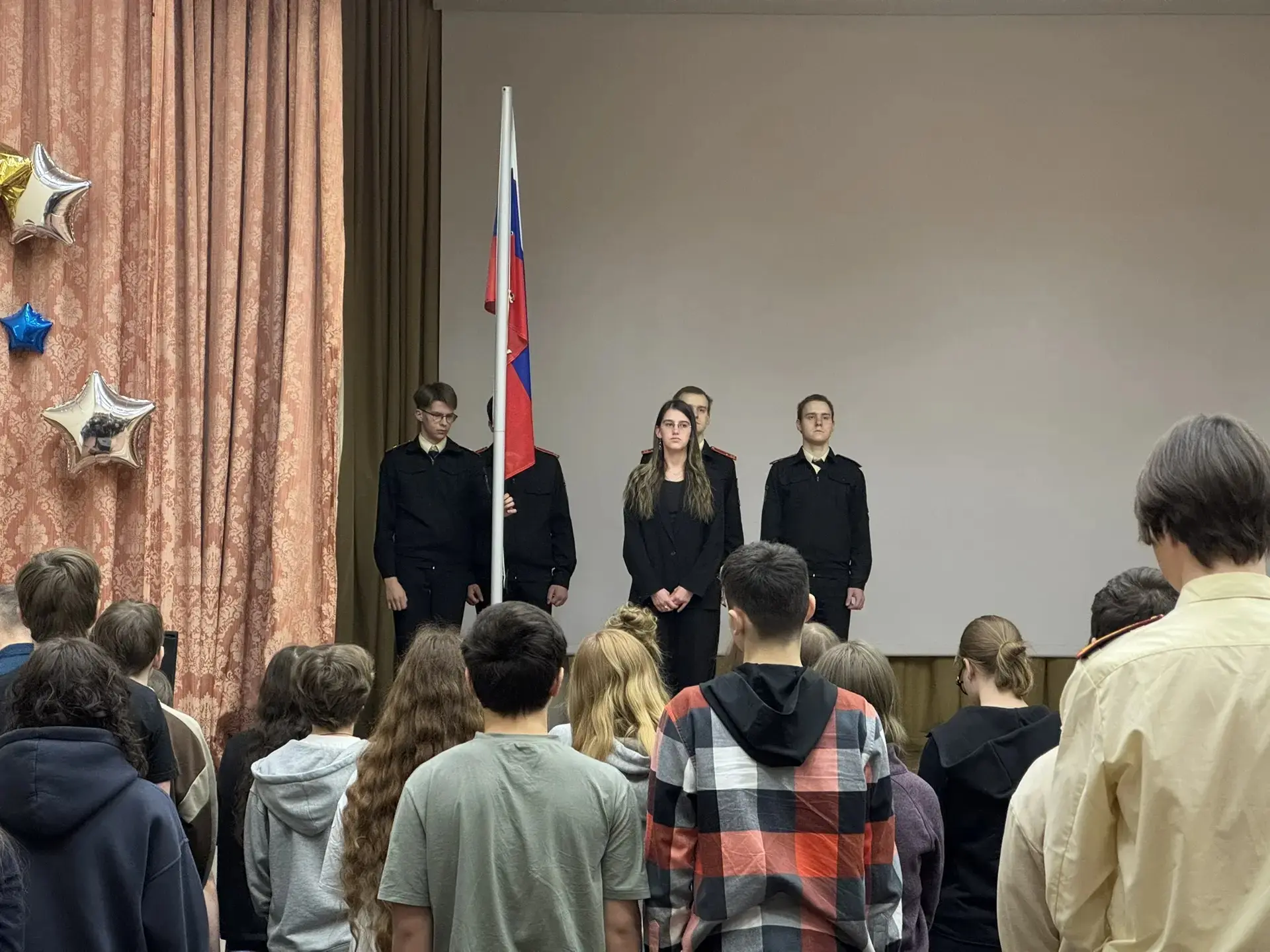 🇷🇺 Начало недели с главного символа страны  🙌🏻В понедельник наша школа по доброй традиции открыла уч