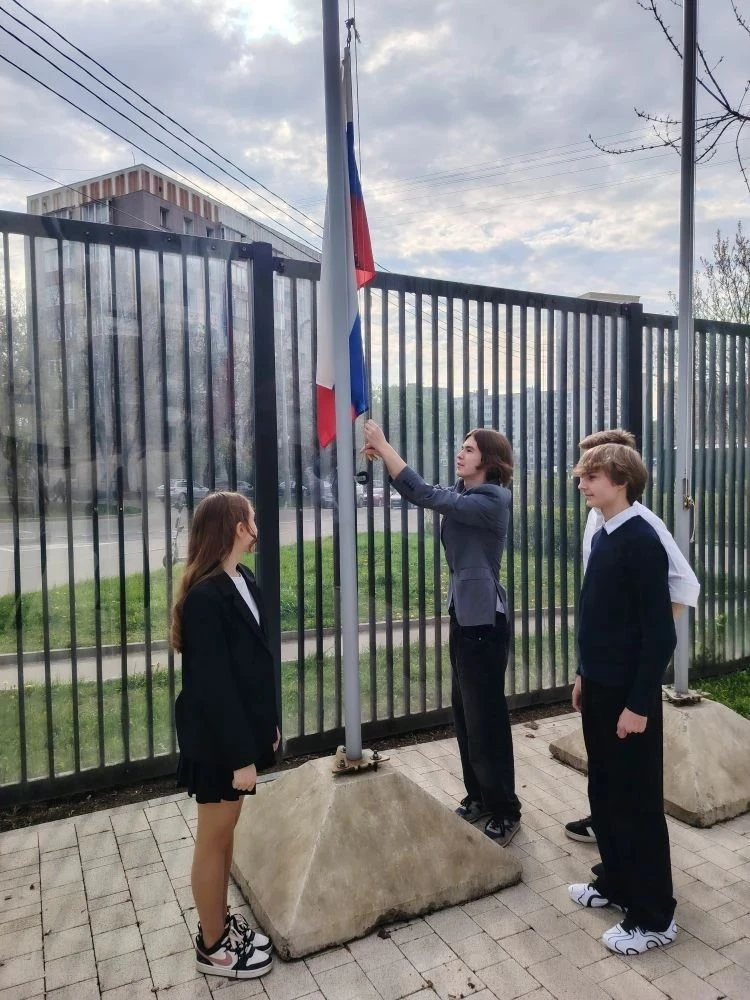 🇷🇺 Равнение на флаг!  🤍 Новую учебную неделю начинаем с традиционной церемонии выноса флага Российск
