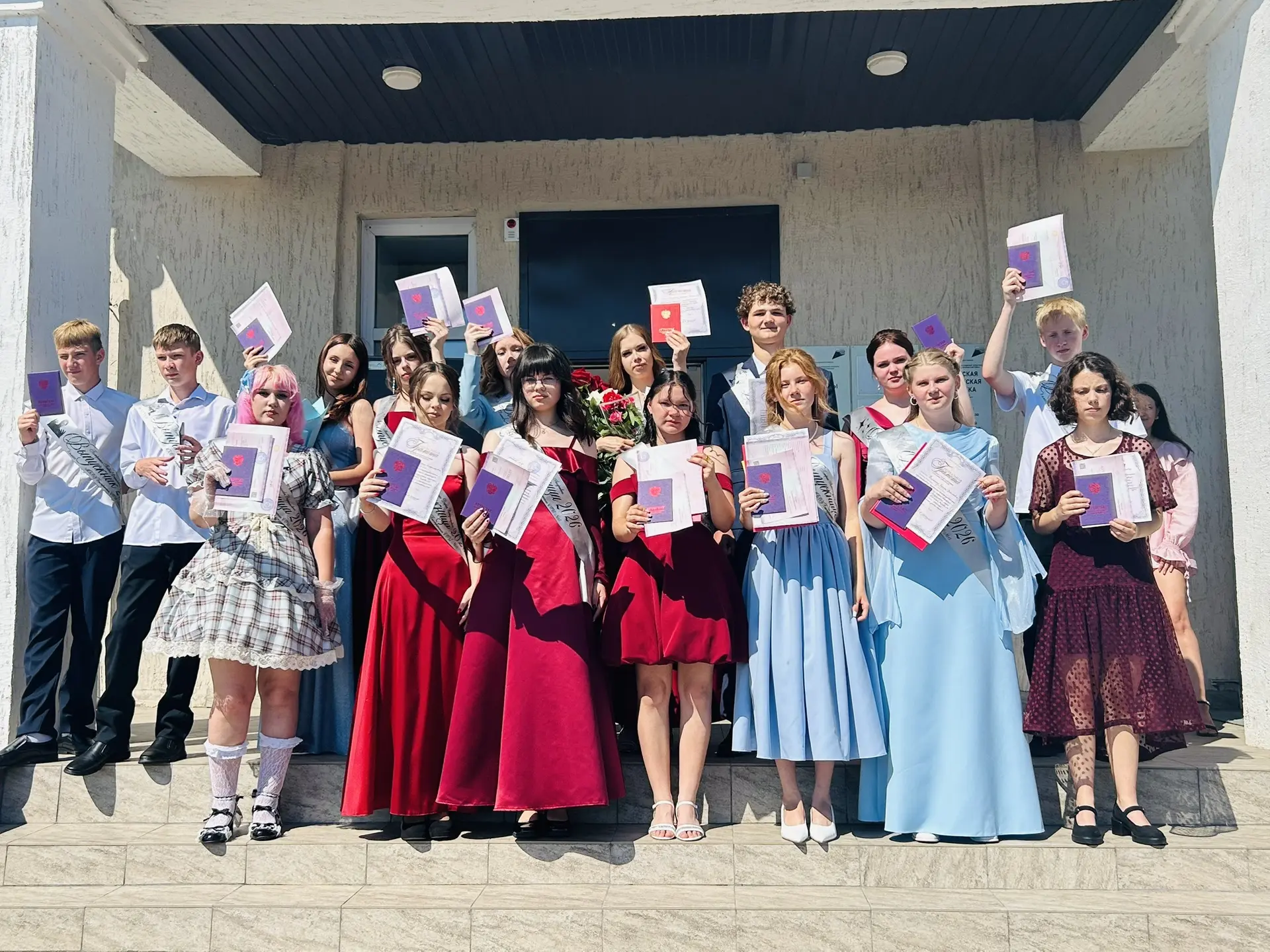 Сегодня, 3 июля, в торжественной обстановке выпускники 9 класса получили свой первый важный документ