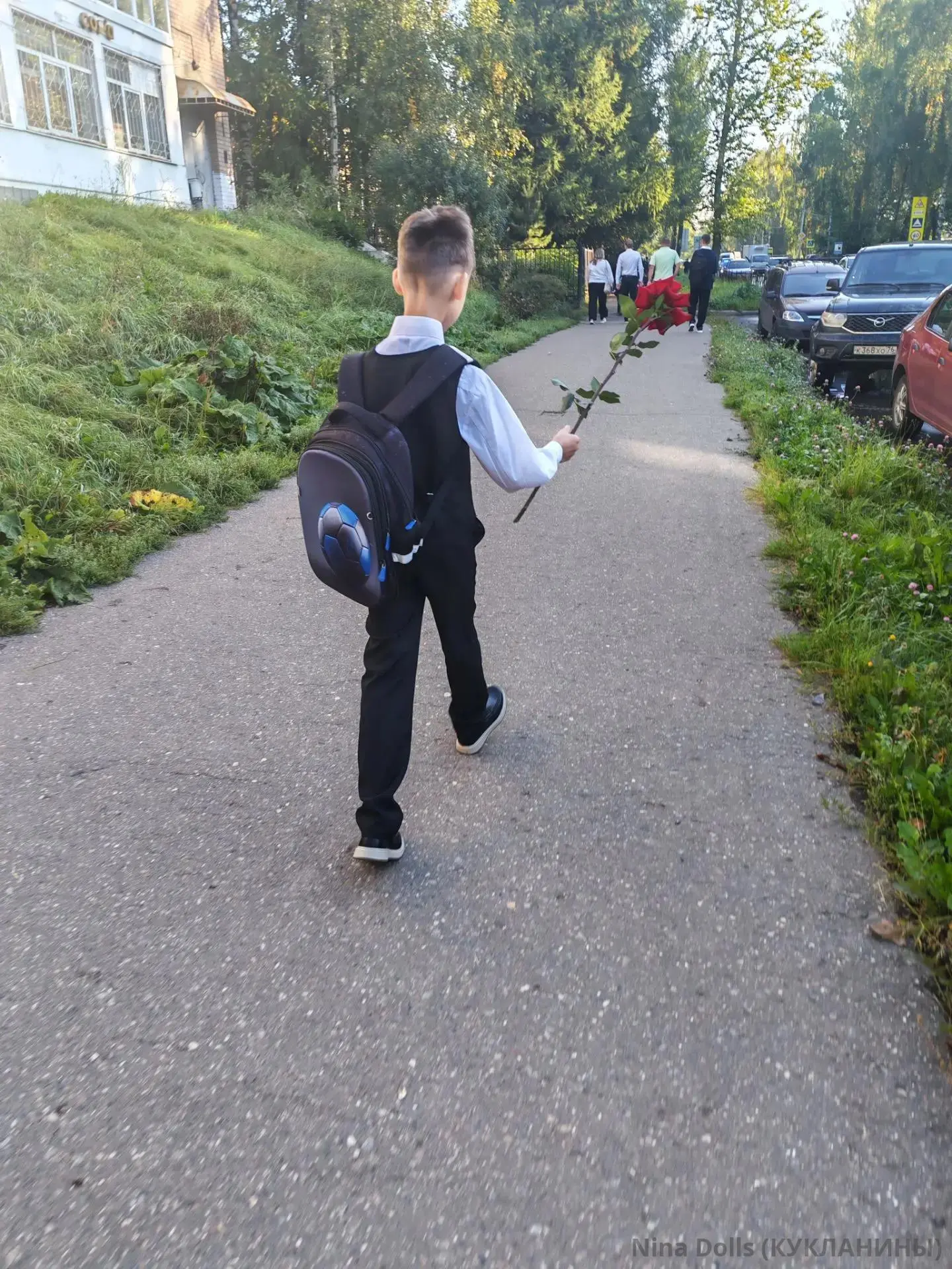 Летящей походкой я топаю в школу 🚶‍♂️, но солнышко манит еще погулять 🌞🌅